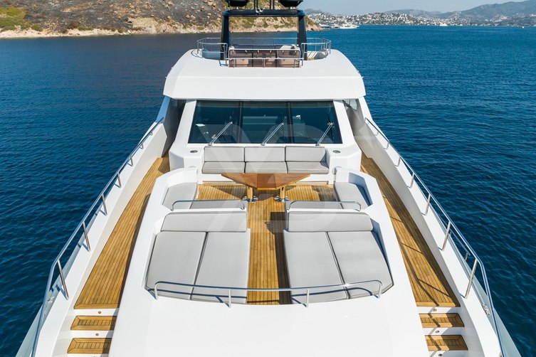 Leonidas yacht exterior 3