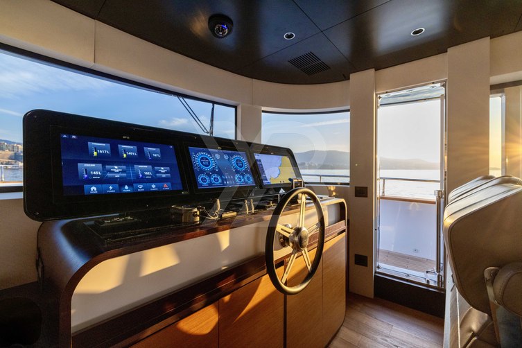 Gipsy VI yacht interior 23