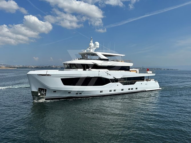 Eau La La yacht exterior 4