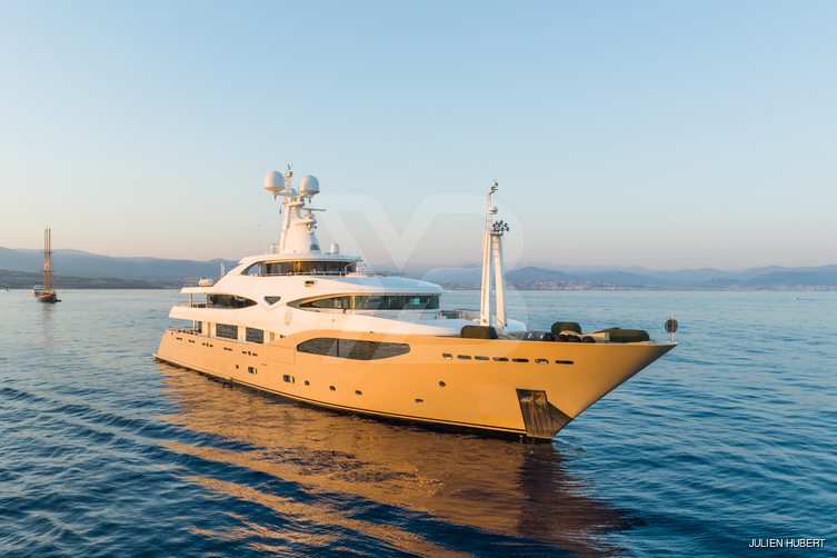 Light Holic yacht exterior 9