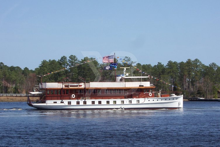 Sequoia yacht exterior 2