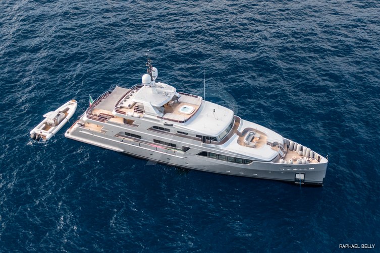 Dragoluna yacht exterior 7