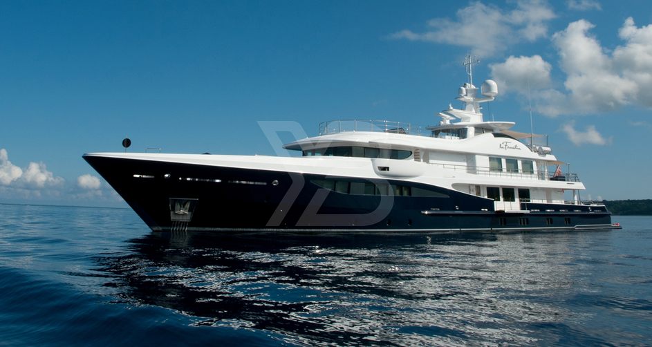 La Familia yacht exterior 2