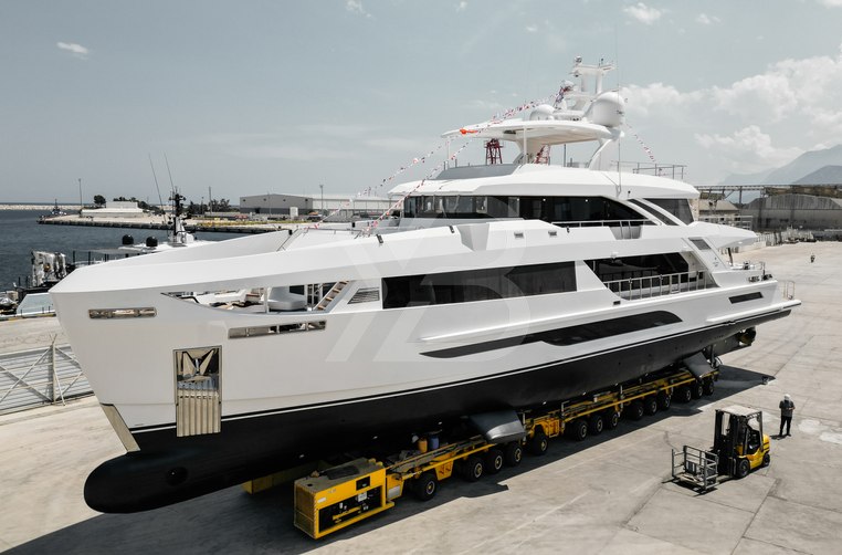 Familia yacht exterior 2