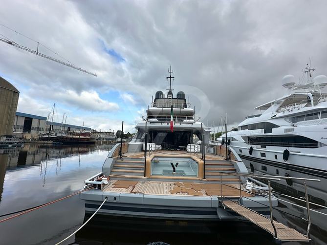 Y yacht exterior 4