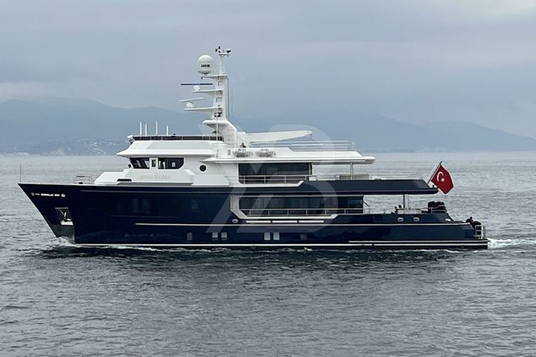 Seven Seas yacht exterior 2