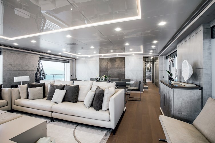 Deliberately Lucky yacht interior 7