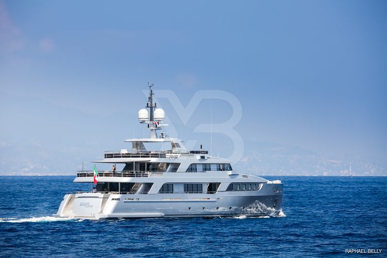 Dragoluna yacht exterior 11