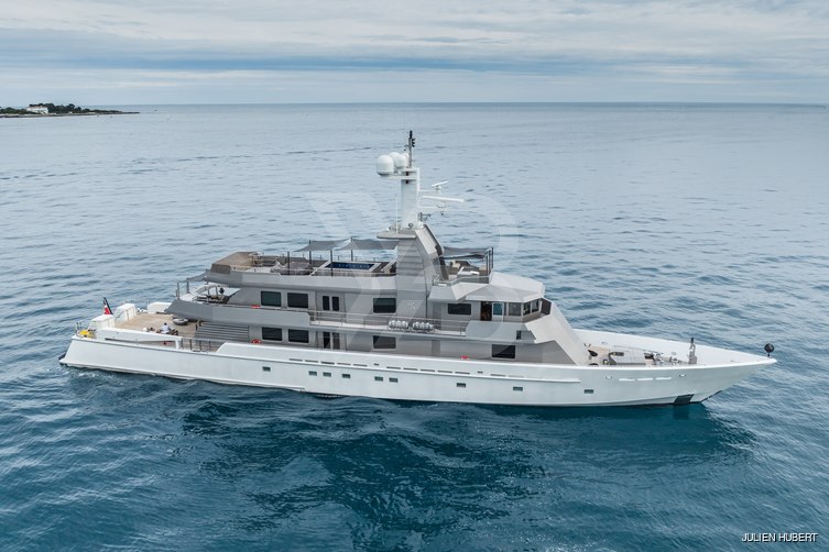 Mizu yacht exterior 2