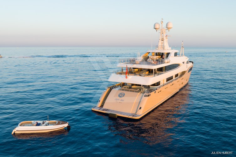 Light Holic yacht exterior 4