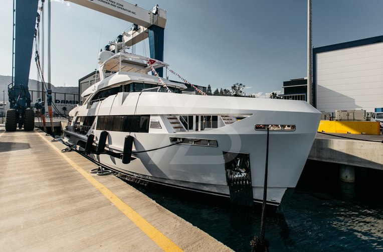 Familia yacht exterior 4