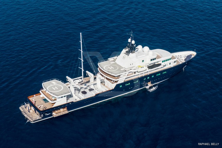 Le Grand Bleu yacht exterior 25