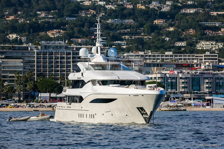 Dusur yacht exterior 3