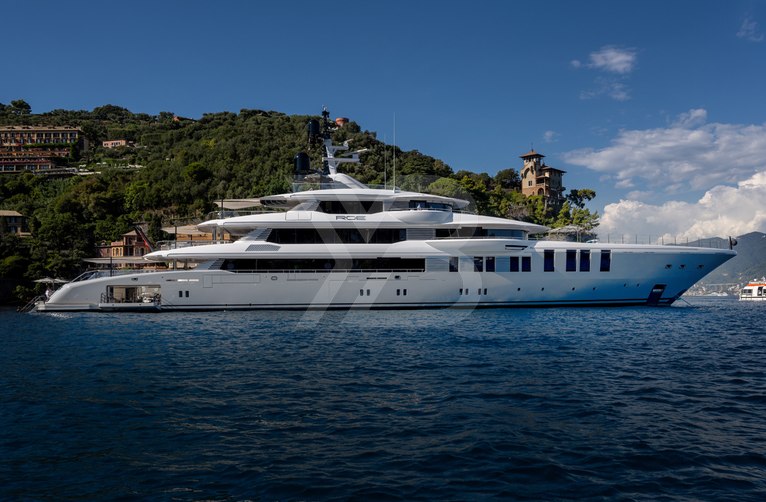 Roe yacht exterior 14