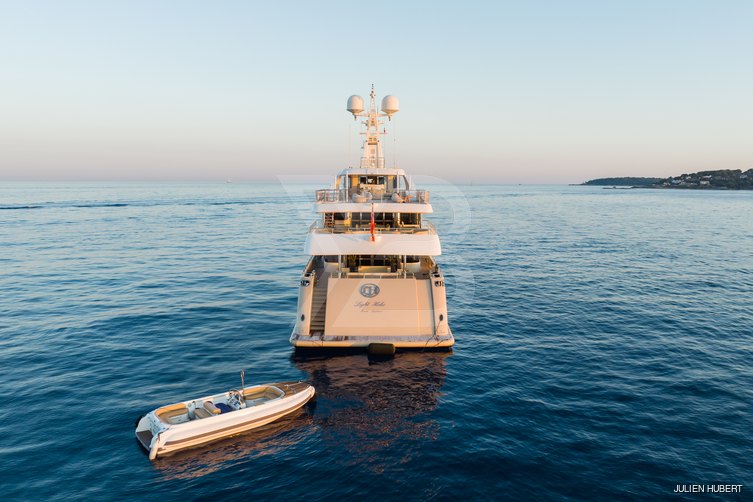 Light Holic yacht exterior 5