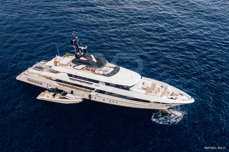 Aily yacht exterior 2