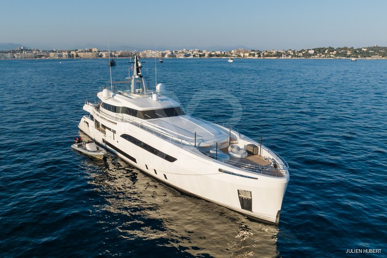 Timeless yacht exterior 28