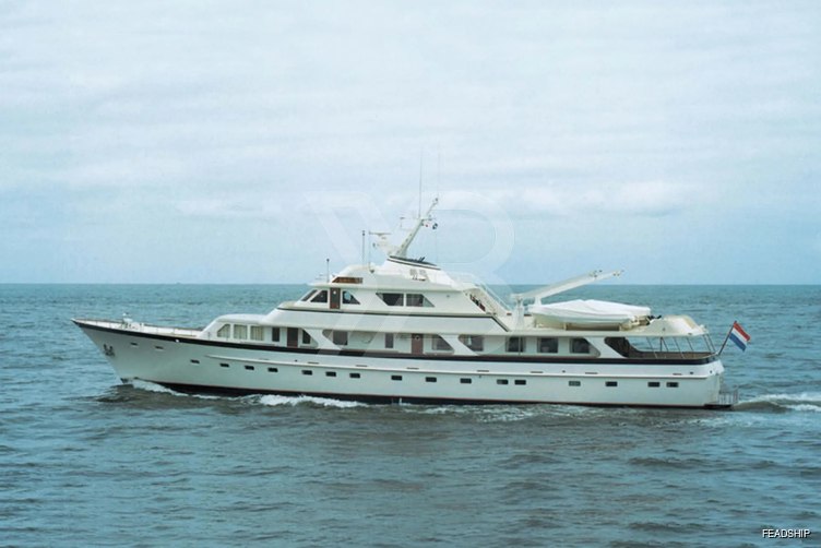 Valeria yacht exterior 2