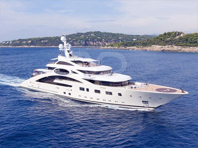 Eye yacht exterior 2