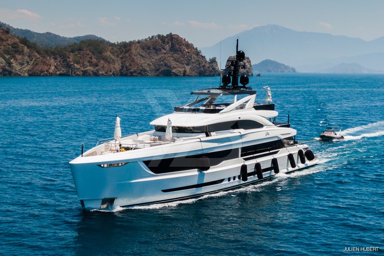 La Vie yacht exterior 3