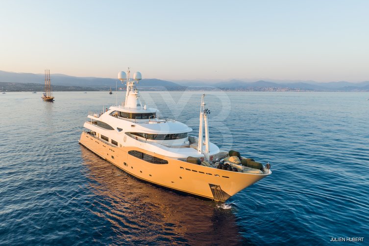 Light Holic yacht exterior 11