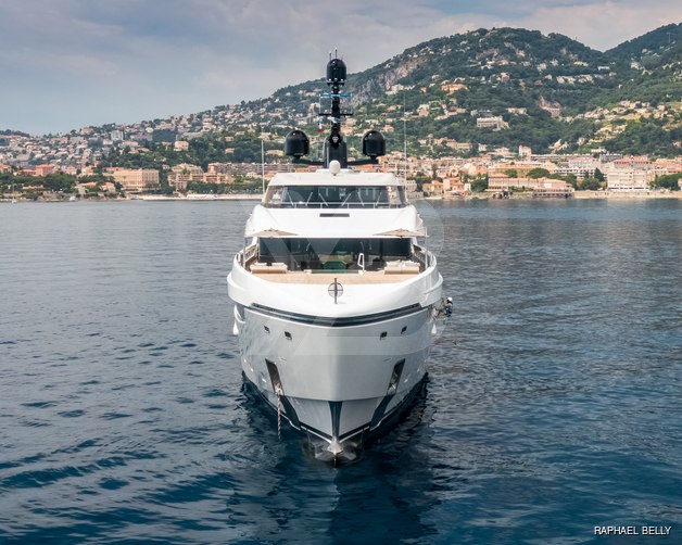 Lemon Tree yacht exterior 9