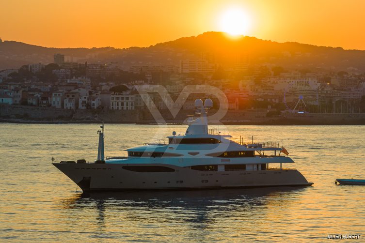 Light Holic yacht exterior 15