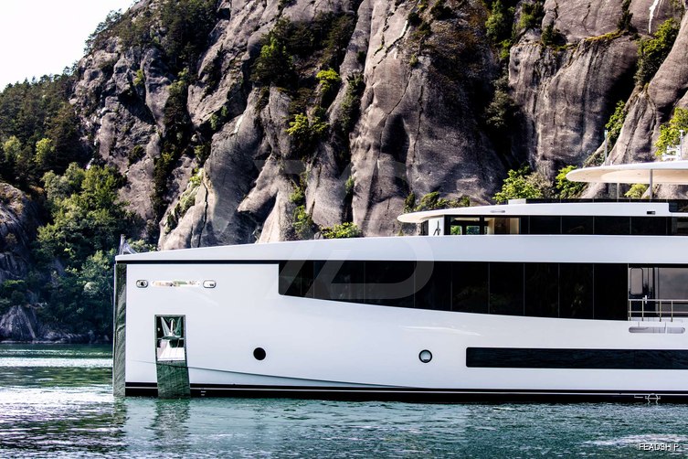 Gray Cliffs yacht exterior 8