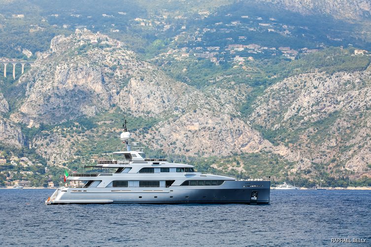 Dragoluna yacht exterior 10