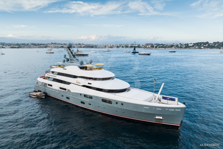 Aviva yacht exterior 24