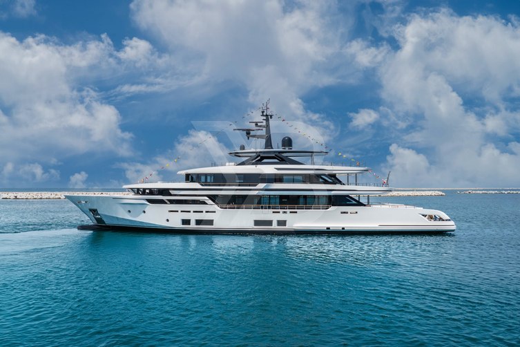 Asante yacht exterior 2