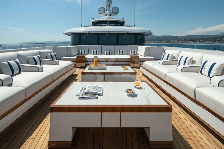 Lusine yacht exterior 3