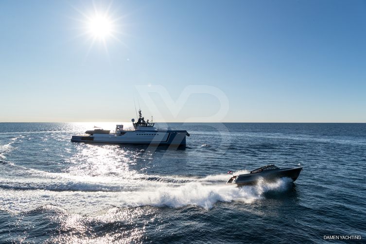 Chasing Romance yacht exterior 10