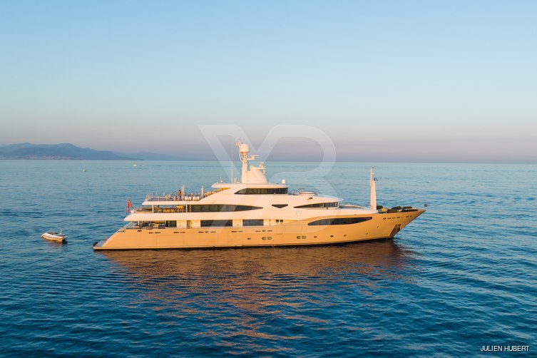 Light Holic yacht exterior 12