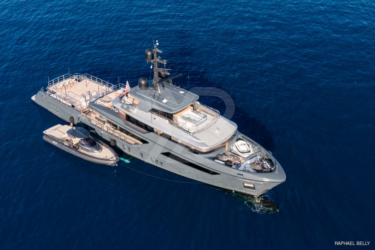 Amo yacht exterior 3