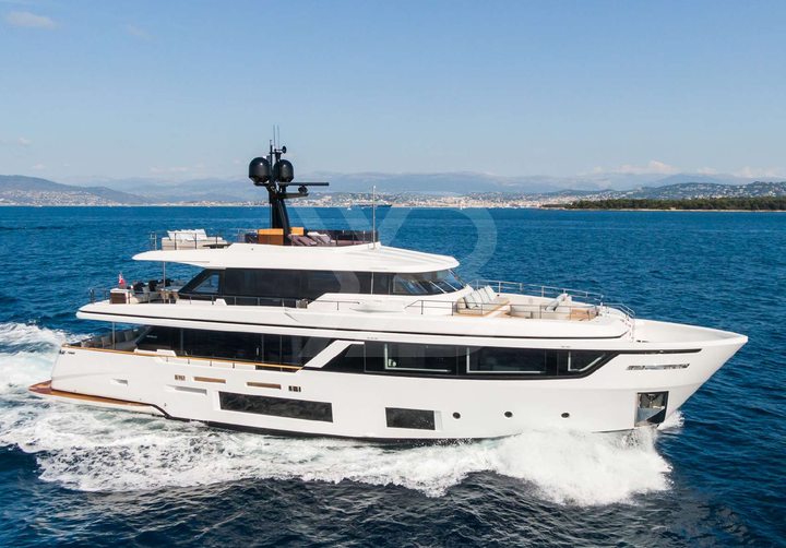 Mrs L yacht exterior 2