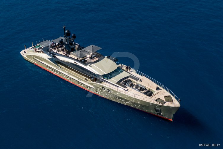 DB9 yacht exterior 4