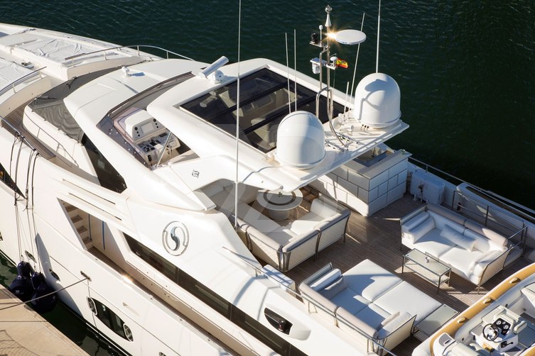 Uhud yacht exterior 3