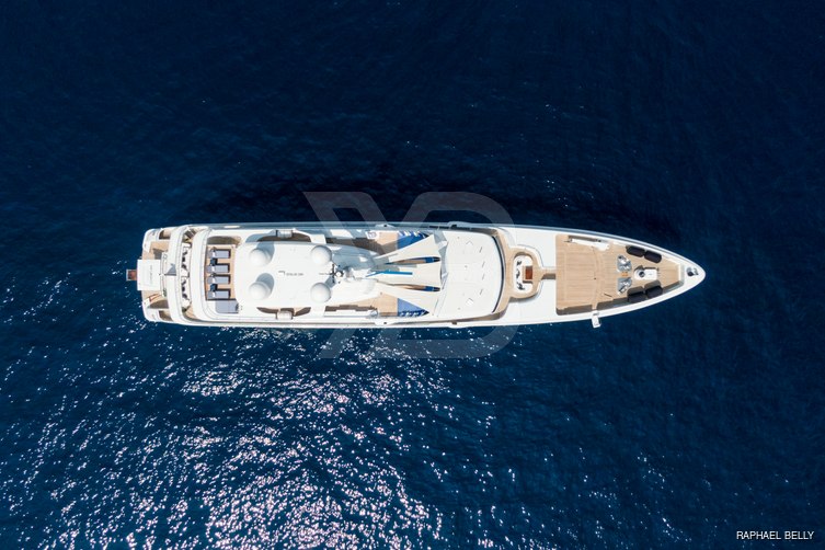 Cocktails yacht exterior 4