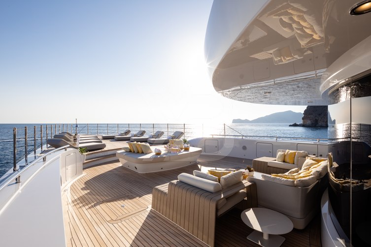 Artisan yacht exterior 160