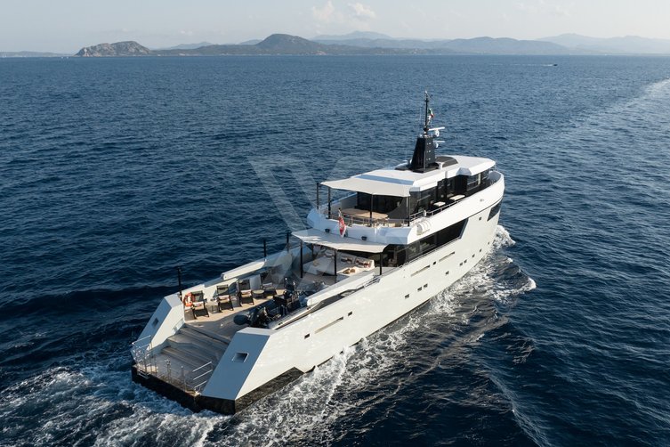 Fox yacht exterior 6