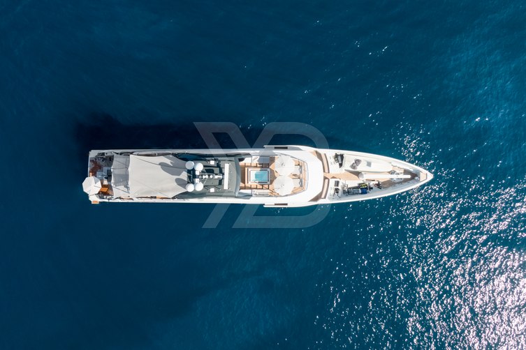 Entourage yacht exterior 16