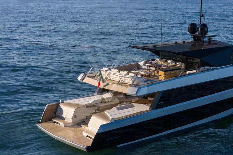 WHY 200/ 06 yacht exterior 6