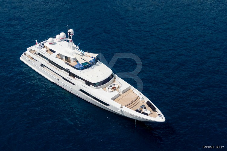 Cocktails yacht exterior 11