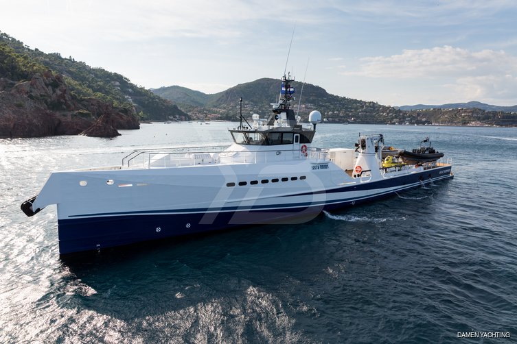 Axis yacht exterior 4