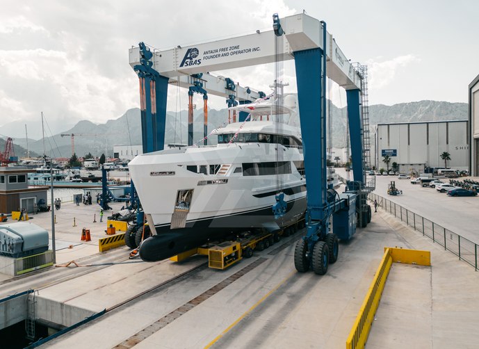 Familia yacht exterior 19