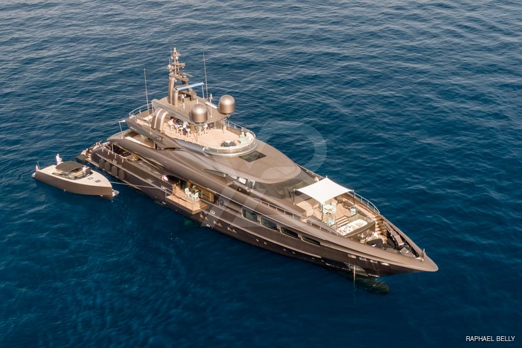 Mrs L yacht exterior 13