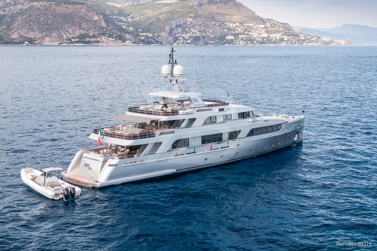 Dragoluna yacht exterior 12