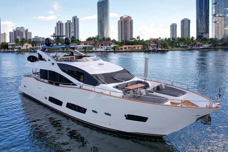 RIII yacht exterior 3
