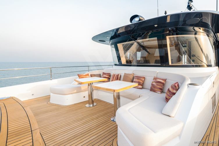 Dil yacht exterior 12